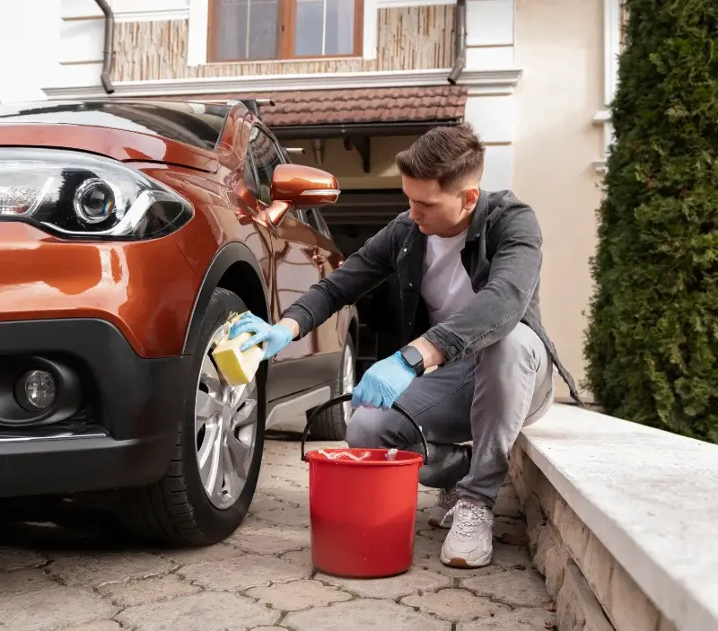 Lavage auto à domicile Saligny-sur-Roudon : professionnel intervenant sur un véhicule